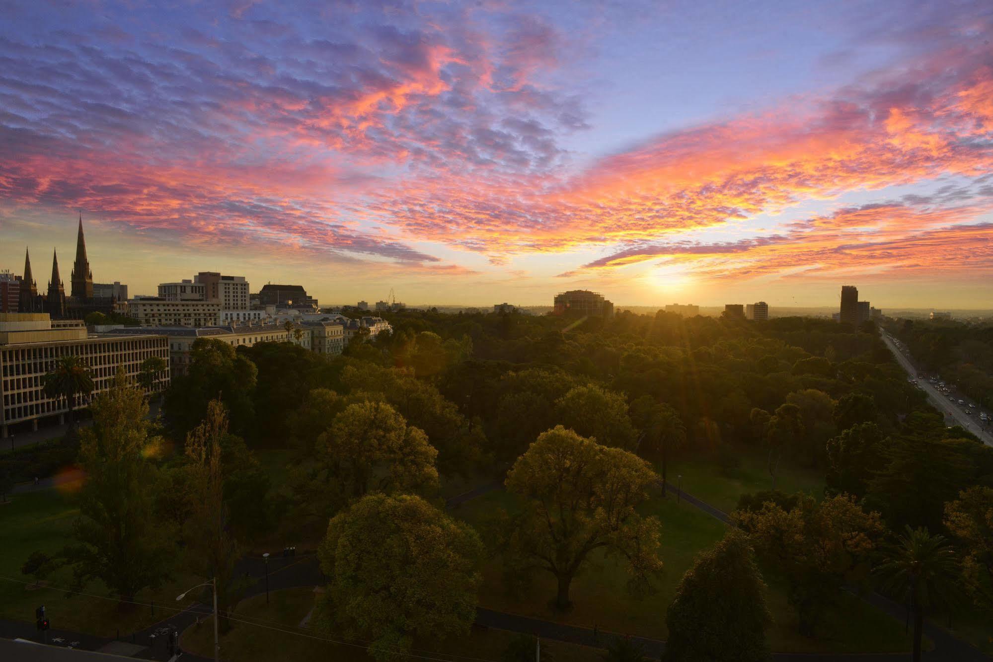 Mercure Melbourne Treasury Gardens Екстериор снимка